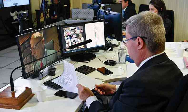 Texto contou com o relatrio do senador Esperidio Amin (PP-SC) - no monitor -, votado em sesso virtual(foto: Leopoldo Silva/Agncia Senado)