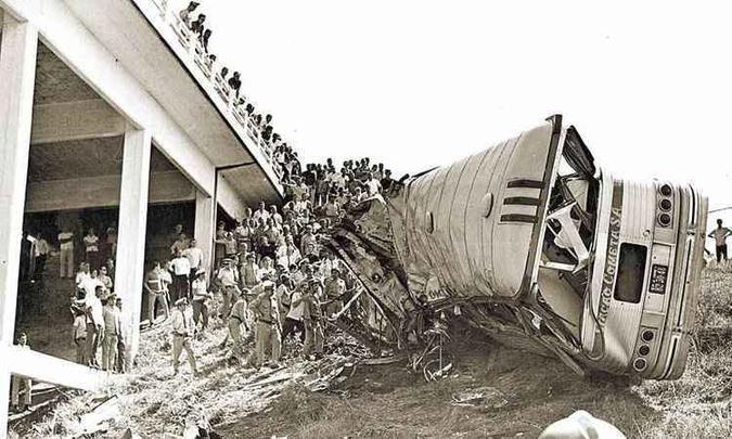 2/8/1969 Outro ônibus da Cometa despenca da estrutura: 30 mortos. O músico Claudinê, que fazia dupla com o irmão Márcio Albertini no programa Brasa-4, foi uma das vítimas(foto: Arquivo O Cruzeiro/EM/D.A Press 2/8/69) 2/8/1969 Outro ônibus da Cometa despenca da estrutura: 30 mortos. O músico Claudinê, que fazia dupla com o irmão Márcio Albertini no programa Brasa-4, foi uma das vítimas(foto: Arquivo O Cruzeiro/EM/D.A Press 2/8/69)