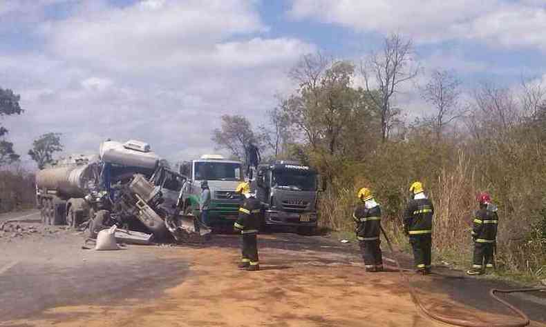 Parte da carga de leo diesel derramou e via foi fechada para que bombeiros fizessem limpeza(foto: Corpo de Bombeiros/Divulgao)