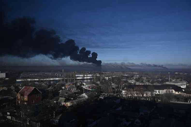 Focos de fogo e fumaça surgem em uma instalação militar em Chuhuiv, próxima a Kharkiv