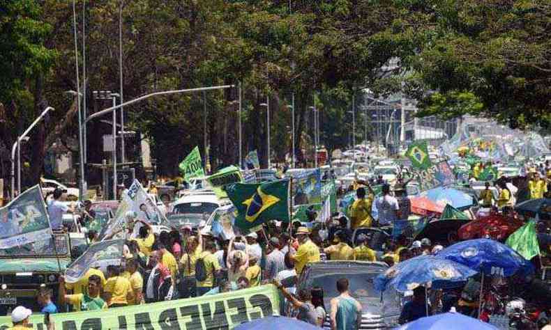Simpatizantes de Jair Bolsonaro na Esplanada dos Ministérios: abstenção pode ser aliada (foto: Ed Alves/CB/D.A Press )