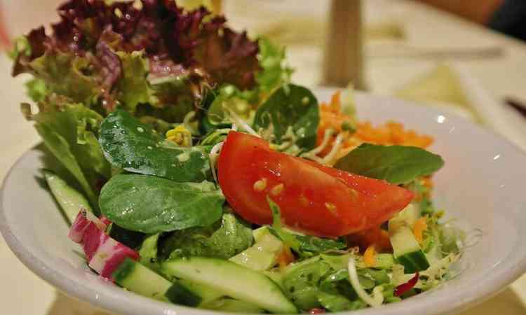 prato de salada colorida