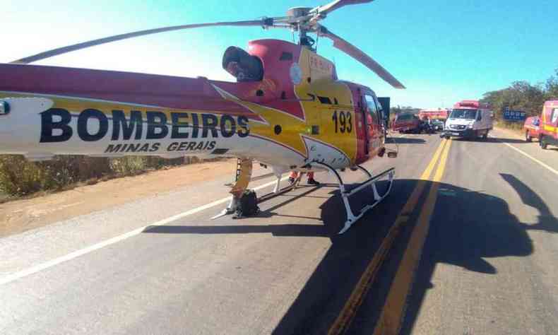 Helicóptero dos bombeiros utilizado para resgatar vítimas de acidente de trânsito no Norte de Minas