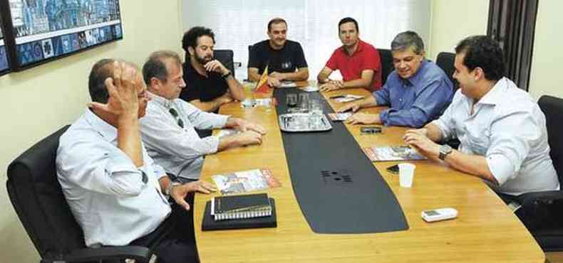 Pablito e Pestana ( direita) discutiram a sucesso com os socialistas na sede do diretrio do PSB municipal(foto: Gladyston Rodrigues/EM/D.A Press)