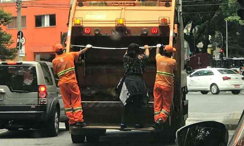 Mulher pega carona em caminho de lixo(foto: Michael Warshaw)
