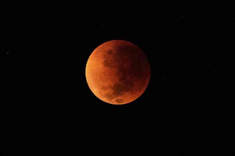 Lua vermelha no eclipse, vista no Rio de Janeiro
