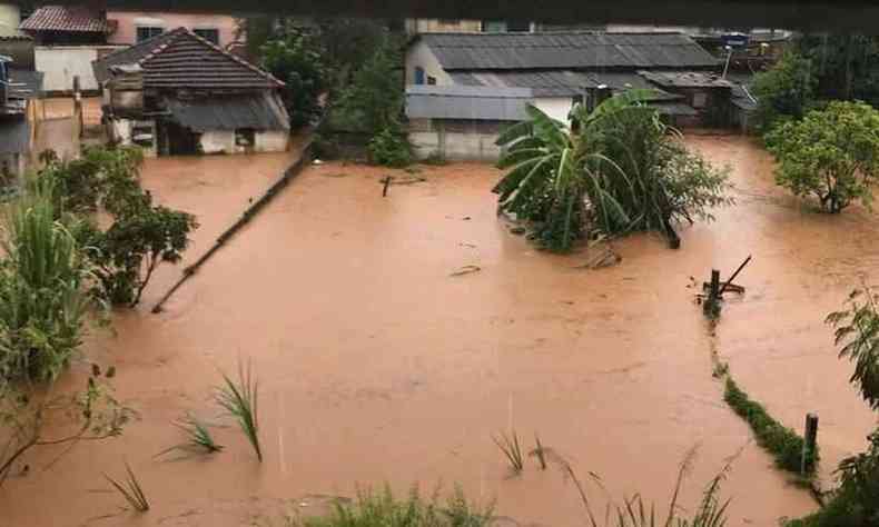 Casas foram inundadas durante o temporal(foto: Corpo de Bombeiros/Divulgao)