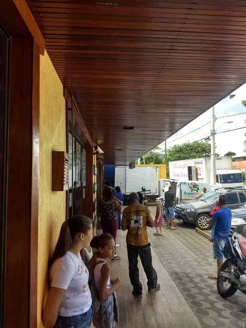 Pessoas no respeitam distncia em fila para entrar em mercado no distrito de Serra do Cip(foto: Matheus Patrocnio/Divulgao)
