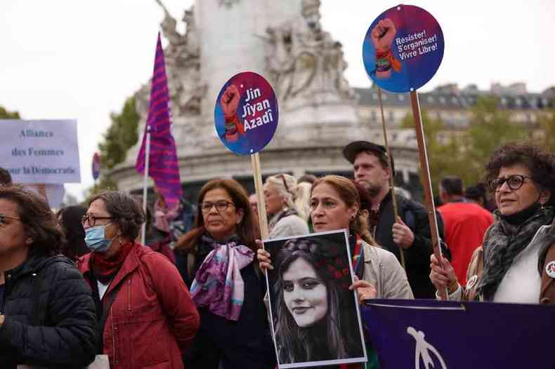 Protesto em Paris rene apoiadores da defesa das mulheres iranianas que lutam por liberdade