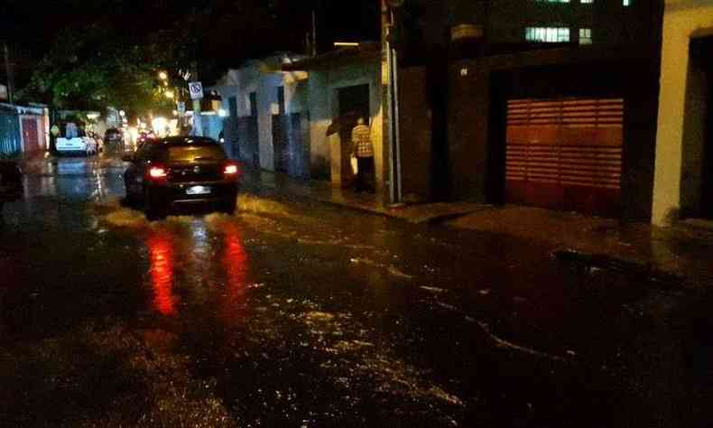 Rua ficou parcialmente alagada no Bairro Caiara, Regio Noroeste(foto: Marcos Vieira/EM/DA Press)