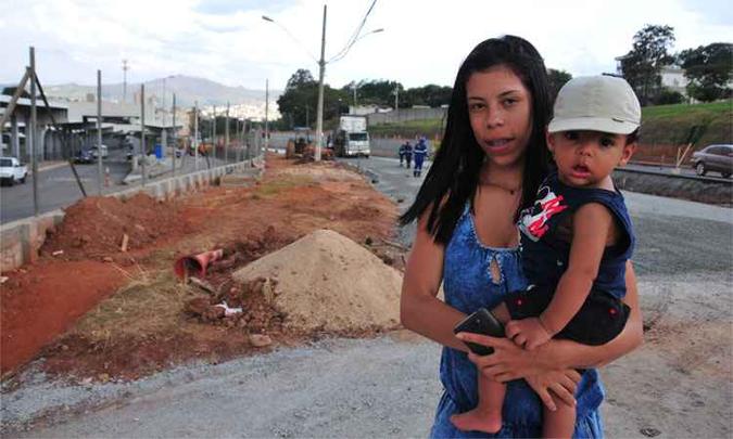 Por conta das obras no trecho da Via 710, Amanda de Oliveira Santos, de 21 anos, reclama que tem que dar a maior volta com o filho no colo para entrar na estação(foto: Ramon Lisboa/EM/D.A.Press) Por conta das obras no trecho da Via 710, Amanda de Oliveira Santos, de 21 anos, reclama que tem que dar a maior volta com o filho no colo para entrar na estação(foto: Ramon Lisboa/EM/D.A.Press)
