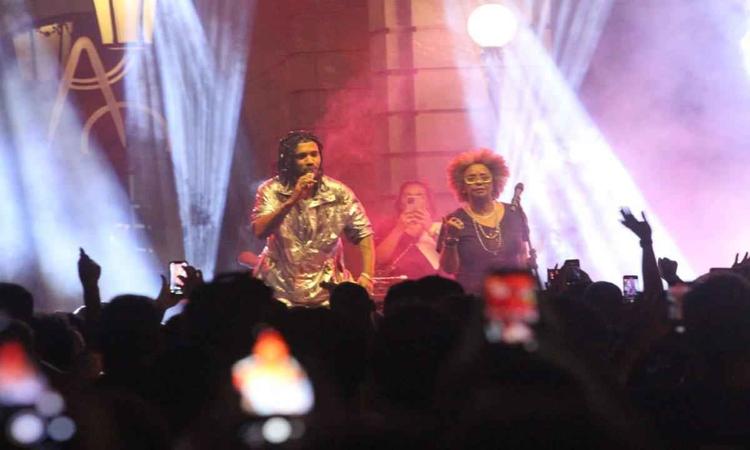 Renegado ao lado de Sandra de S durante apresentao na Virada Cultura de Belo Horizonte neste domingo (4/9)