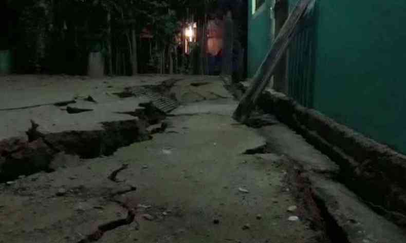 Destroos de uma casa em Oaxaca, aps forte tremor (foto: AFP / AFPTV / Carlos SANTOS AND Lizbeth CUELLO )
