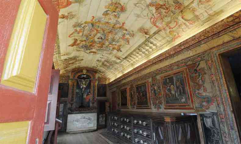 As obras ressaltaram a beleza das pinturas feitas sobre o reboco no templo barroco (foto: Beto Novaes/EM/DA Press)