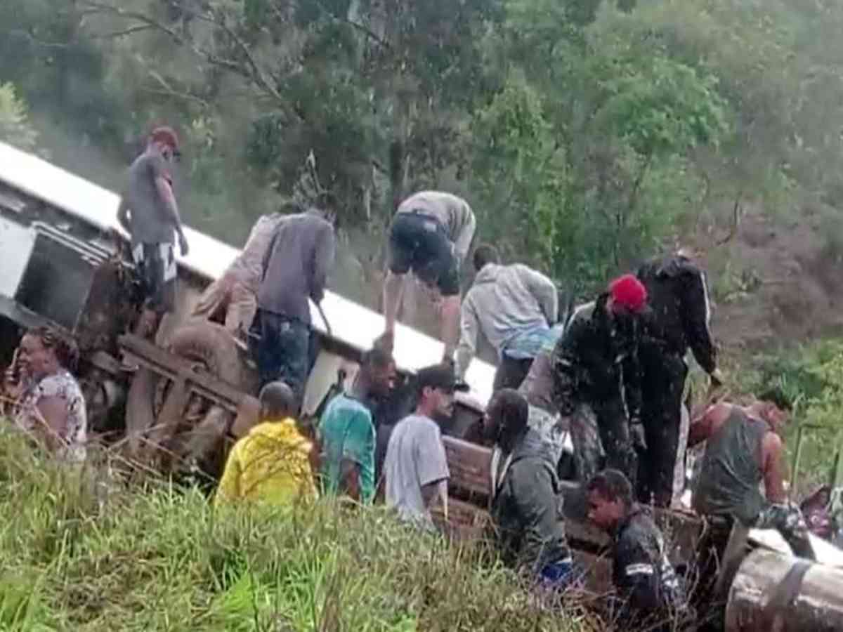 Chapada: Motorista e passageiro ficam feridos após caminhão tombar na  região de Utinga – Jornal da Chapada
