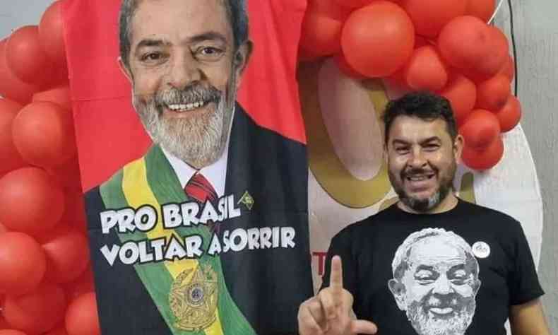 Marcelo Arruda com bandeira do lula ao fundo