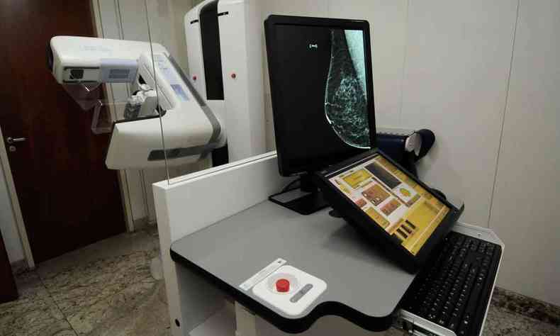 exame de mamografia com raio x sendo mostrado 