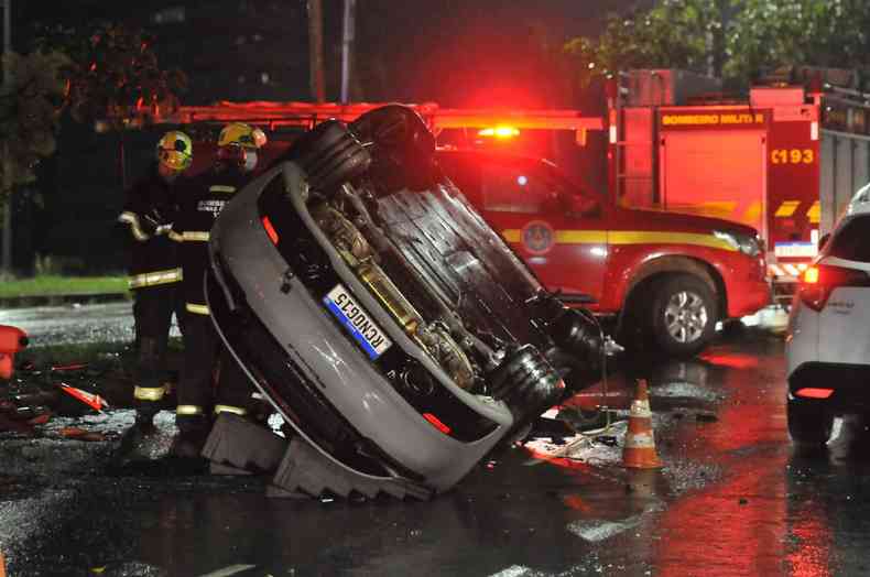 Porsche Carrera virado de cabea para baixo na Avenida Raja Gabaglia. Bombeiros socorrem motorista.