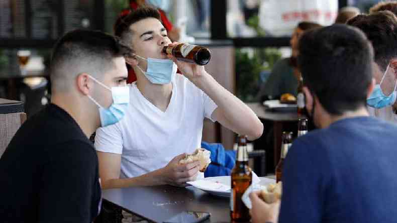 Jovens bebendo em um bar