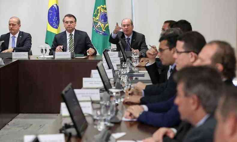 O presidente Jair Bolsonaro se rene com os nove governadores dos estados que compem a Amaznia Legal(foto: Marcos Corra/PR)