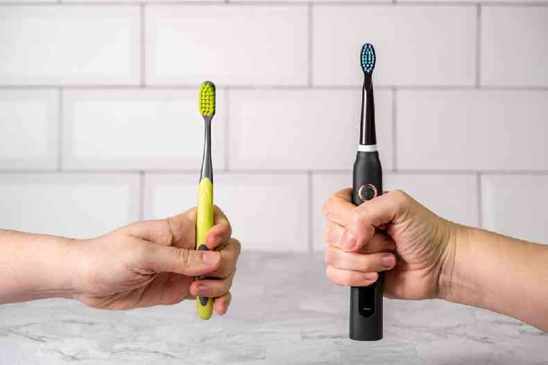 Escova de dente elétrica e manual
