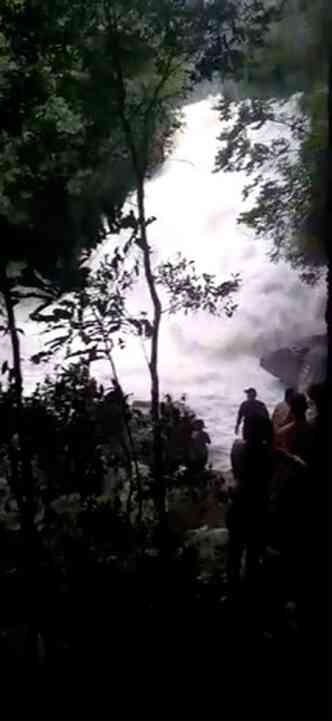 Violência da água surpreendeu banhistas em Guapé (foto: Whatsapp/Reprodução)