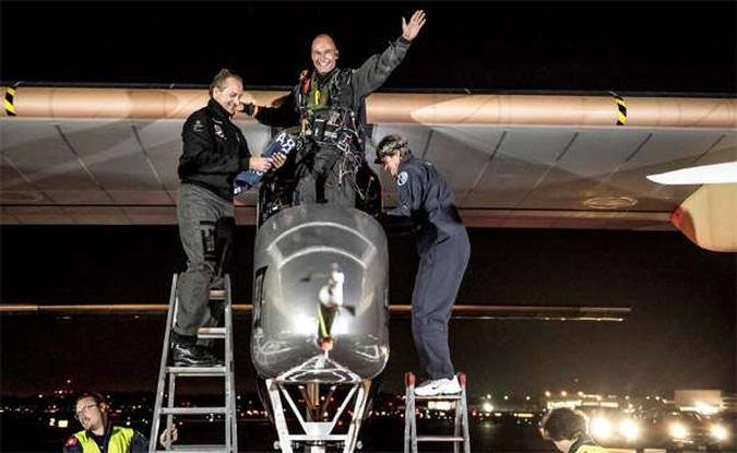 O piloto Bertrand Piccard acena ao descer do avião (foto: REUTERS/© Solar Impulse/Jean Revillard/Rezo) O piloto Bertrand Piccard acena ao descer do avião (foto: REUTERS/© Solar Impulse/Jean Revillard/Rezo)