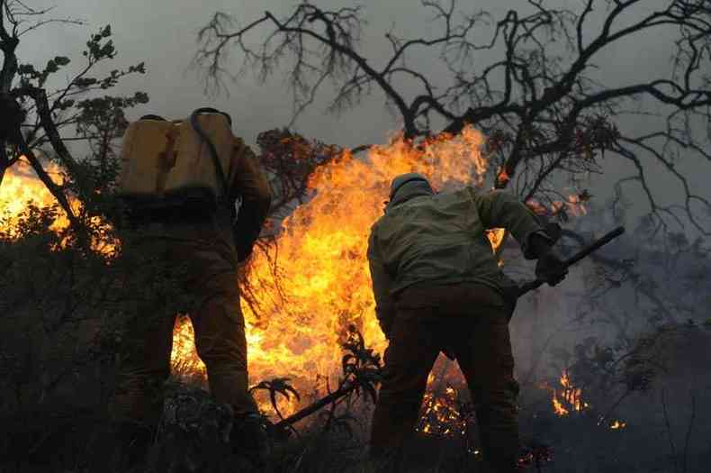 Serra do Cip em chamas: incndios florestais castigaram o estado durante o perodo da seca(foto: Leandro Couri/EM/D.A press - 9/10/20)