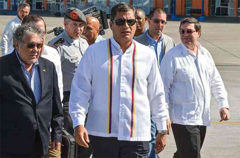 Rafael Correa desembarca no Aeroporto Jose Marti, em Havana(foto: AFP PHOTO/ADALBERTO ROQUE )