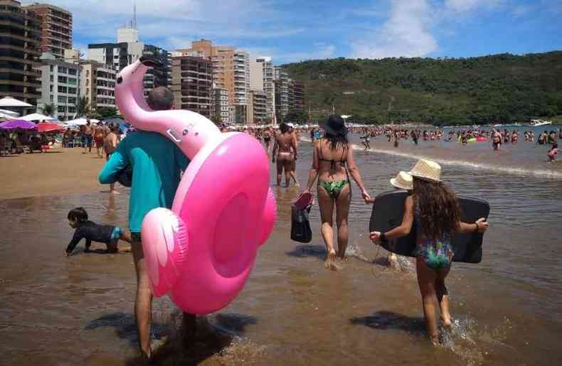 Criana estava na Praia do Morro com a famlia quando foi atingida(foto: Alexandre Guzanshe/EM/D.A Press)
