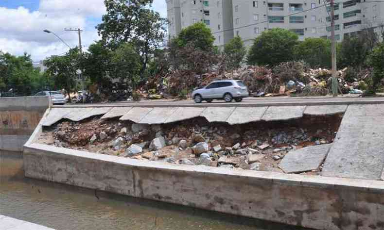 A forte chuva que caiu no sbado destruiu barras de concreto construdas h apenas oito meses e ainda 'na garantia', segundo a Sudecap (foto: Jair Amaral/EM/DA Press)