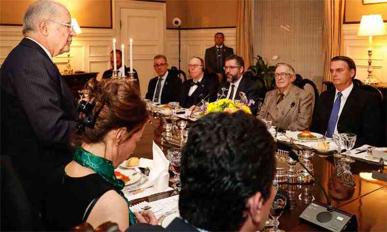 Embaixador Srgio Amaral (E) fala durante jantar oferecido ao presidente Jair Bolsonaro, que tem ao lado o filsofo OLavo de Carvalho(foto: Alan Santos/PR)