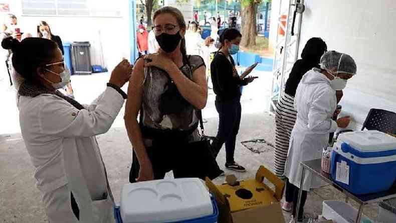 Uma boa cobertura vacinal contra a covid-19 pode significar hospitais menos lotados e um melhor controle da pandemia(foto: Getty Images)