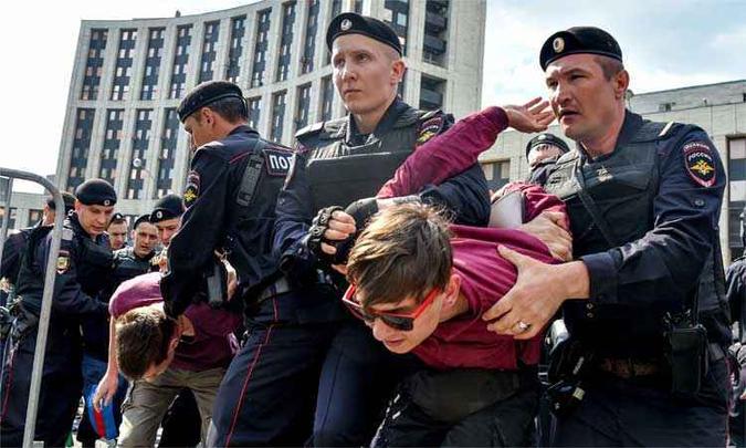 Policiais russos prenderam jovens no centro de Moscou(foto: VASILY MAXIMOV) Policiais russos prenderam jovens no centro de Moscou(foto: VASILY MAXIMOV)