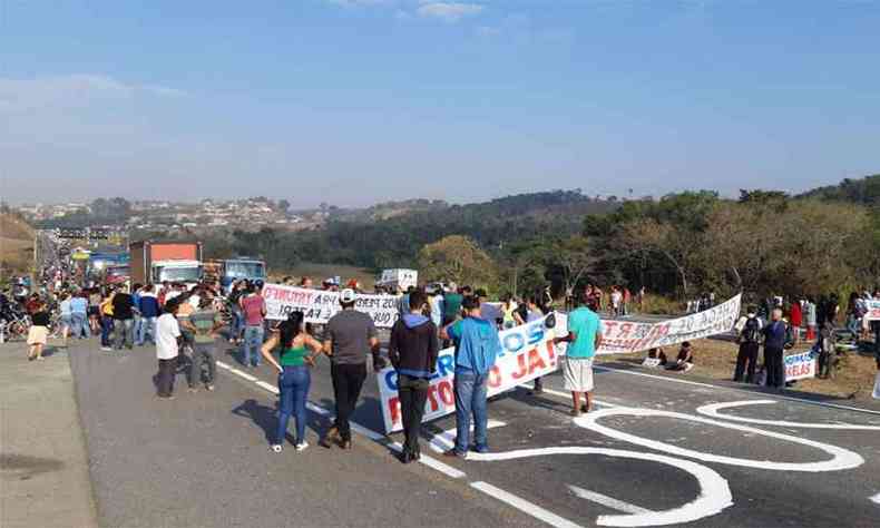 Com faixas e cartazes, manifestantes da comunidade fecharam os dois sentidos da BR-262 nesta sexta-feira(foto: PRF/Divulgao)