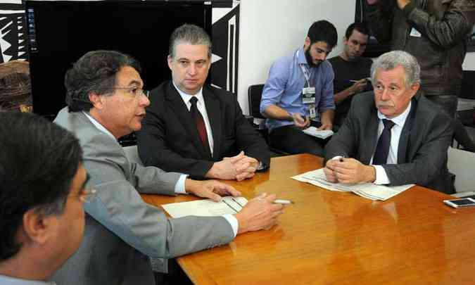 Os secretrios Helvcio Magalhes (E) e Jos Afonso Bicalho entregaram o projeto da LDO ao presidente da Assembleia, Adalclever Lopes(foto: Guilherme Dardanhan/ALMG)