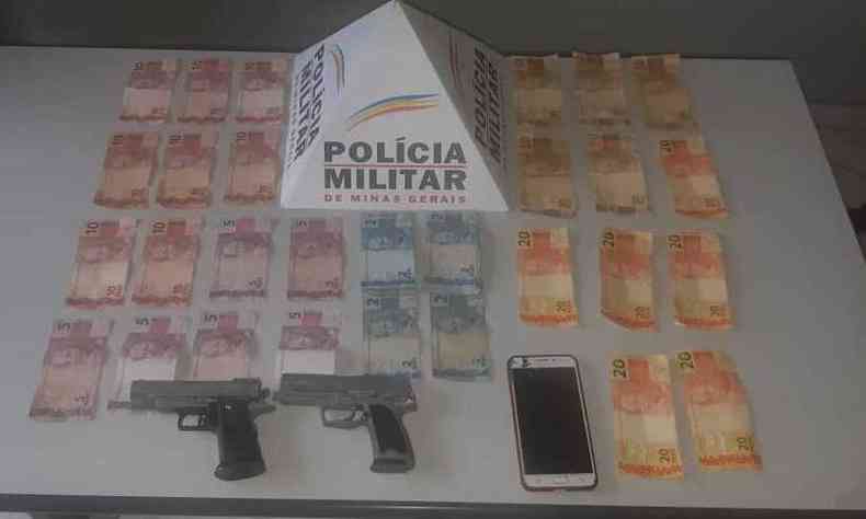 Armas utilizadas pelos criminosos eram rplicas, na verdade. Dinheiro foi recuperado (foto: PMMG/Divulgao)