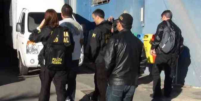 Na operao, a PF prendeu mais de 20 pessoas e apreendeu bens de acusados de integrar quadrilha (foto: Polcia Federal/Divulgao )