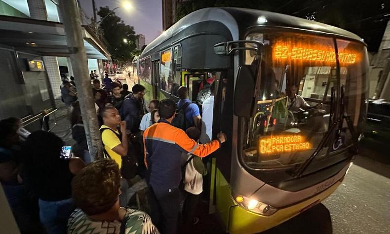 Qualidade das viagens e preço da passagem estão em questão na Câmara Municipal nesta sexta-feira(foto: Ramon Lisboa/EM/D.A Press) Ônibus lotado em Belo Horizonte