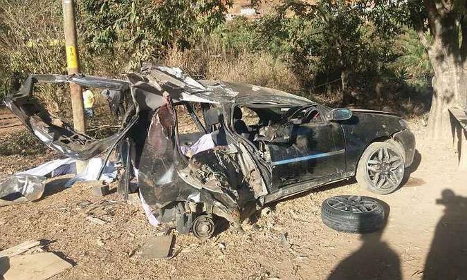 A traseira do veículo ficou completamente destruída com a batida(foto: reprodução/WhatsApp) A traseira do veículo ficou completamente destruída com a batida(foto: reprodução/WhatsApp)