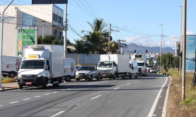 Nos pontos de venda em que bombas estavam abastecidas, aglomeração de motoristas continuou, mas relatos davam conta de menos espera para comprar produtos (foto: Edésio Ferreira/EM/DA Press) Nos pontos de venda em que bombas estavam abastecidas, aglomeração de motoristas continuou, mas relatos davam conta de menos espera para comprar produtos (foto: Edésio Ferreira/EM/DA Press)