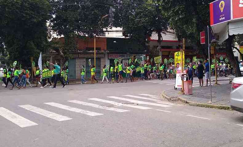 O grupo verde desfilou com muita animao, levando o nmero e cantando msicas de apoio para Dr. Luciano(foto: Tim Filho)