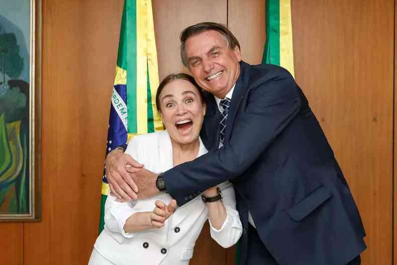 Bolsonaro abraa Regina Duarte