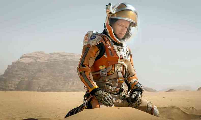 Matt Damon aprende a se virar completamente sozinho no planeta vermelho, depois de ser dado como morto em Perdido em Marte(foto: Fox Films/Divulgao)