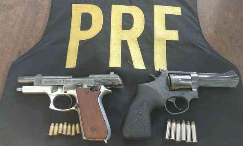 Na ao foram apreendidas duas armas carregadas usadas em assalto em Esmeraldas(foto: PRF/Divulgao)