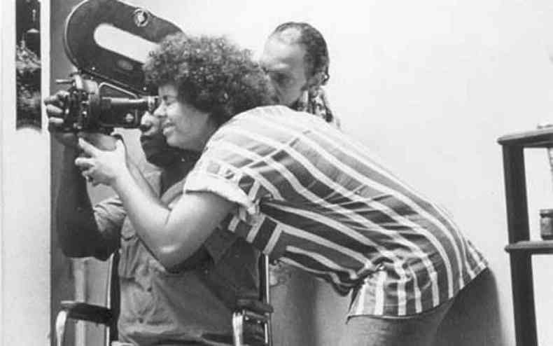 Adlia Sampaio, junto de membros de equipe de filmagem, checa o visor da cmera 