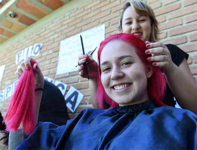 Tain e dezenas de alunas de escola estadual de Mateus Leme cortaram os cabelos, que sero doados a instituies que confeccionam perucas para pacientes em tratamento (foto: Alexandre Guzanshe/EM/D.A Press)