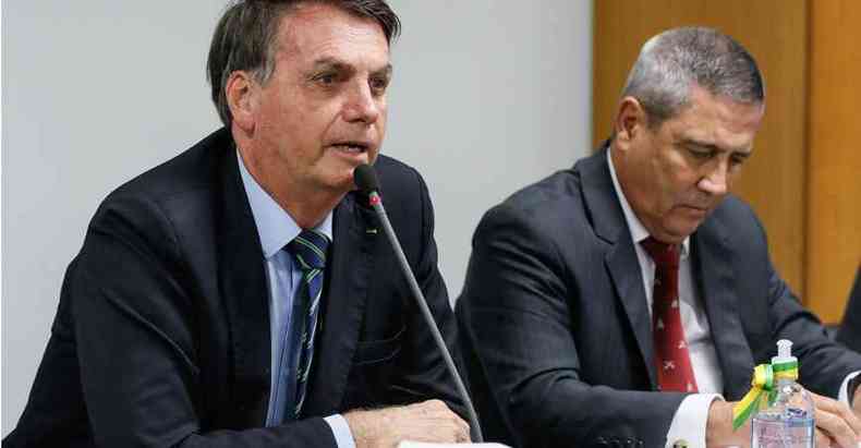  Presidente Jair Bolsonaro: No existe caneta mais poderosa e endinheirada do que a sua Bic. Haja vista a negociao em curso com o Centro(foto: Isac Nbrega/PR)