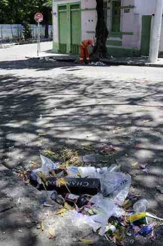 Garis recolheram um caminho de lixo somente na Praa Ernesto Tassini(foto: Beto Magalhes/EM/D.A Press)