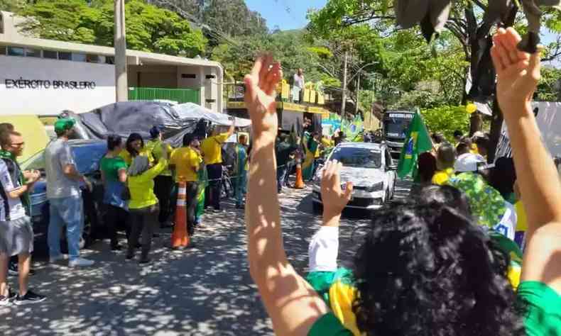 Manifestantes bolsonaristas na Av. Raja Gabaglia em Belo Horizonte